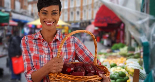 Mulher Preta Alegre Segura Cesta Frutas Lado Produzir Stand — Fotografia de Stock