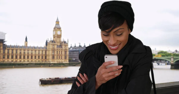 Jovem Turista Étnico Navega Internet Smartphone Londres Perto Big Ben — Fotografia de Stock