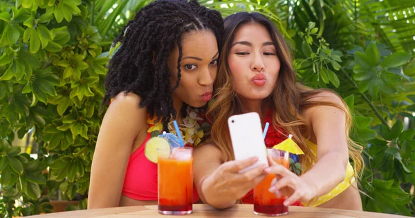 Due Migliori Amici Che Fanno Selfie Mentre Sono Vacanza Tropicale — Foto Stock