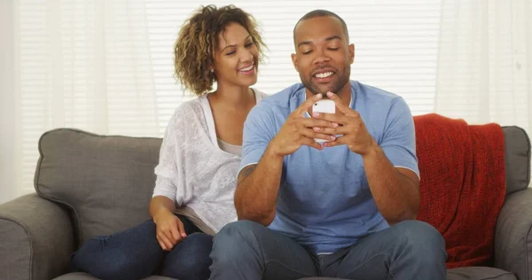 在智能手机上的黑人夫妇发短信 — 图库照片