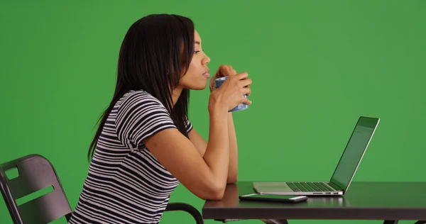 Dizüstü Bilgisayar Kullanma Içme Kahve Yeşil Ekranda Siyah Kadın Yan — Stok fotoğraf