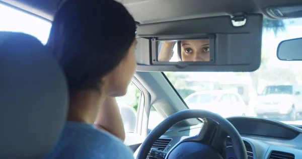 Junge Frau Sitzt Auto Und Überprüft Ihr Make Spiegel — Stockfoto