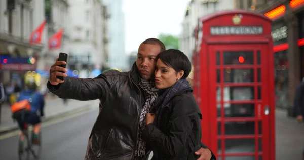 Para Czarnych Podróży Robienia Selfie Podczas Zwiedzania Londynu — Zdjęcie stockowe