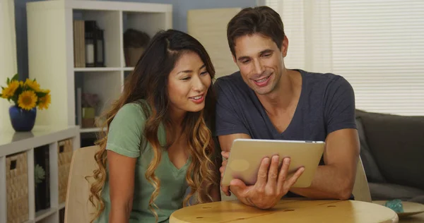 Feliz Casal Misto Falando Tablet — Fotografia de Stock