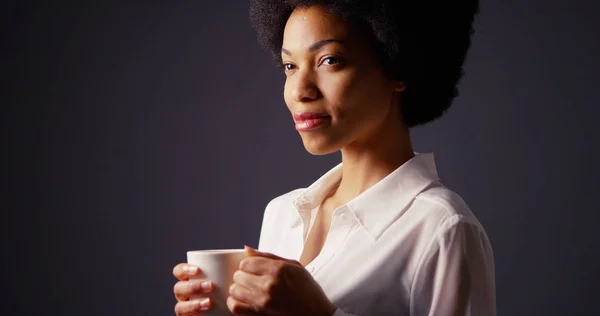 Zwarte Vrouw Met Afro Holding Kop Warme Koffie Glimlachen — Stockfoto