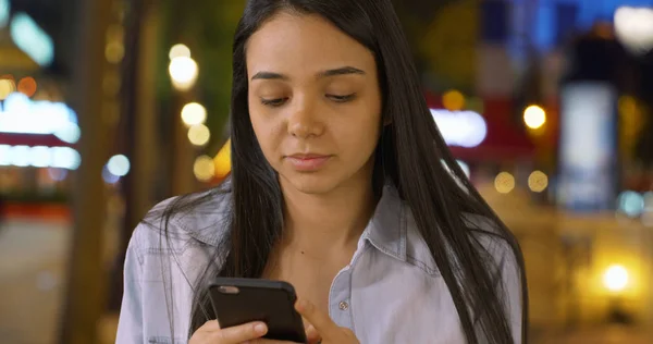 Schattig Gelukkig Colombiaanse Vrouwelijke Texting Aan Champs Elysees Avenue Nachts — Stockfoto