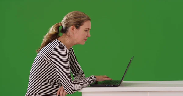 Profil Einer Kaukasischen Frau Mittleren Alters Mit Laptop Auf Grünem — Stockfoto