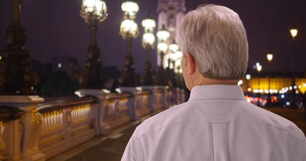 Vecchio Bianco Che Viaggia Parigi Guarda Intorno Città Sul Ponte — Foto Stock