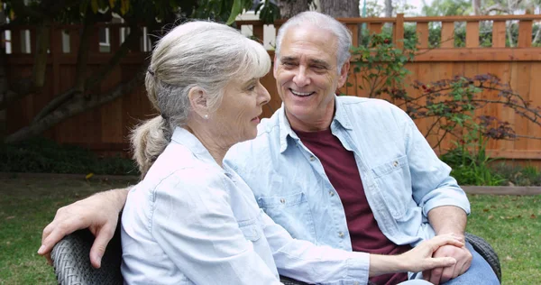 Casal Idosos Sentado Conversando Quintal Casa — Fotografia de Stock