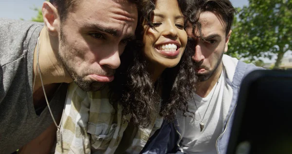Multirassische Gruppe Junger Hipster Freunde Macht Selfie Einem Park — Stockfoto