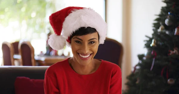 크리스마스 미소를 카메라에 여자의 클로즈업 — 스톡 사진