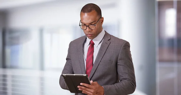 Profesional Negro Posa Para Retrato Con Tablet Gafas — Foto de Stock