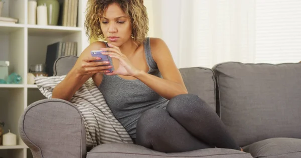 Black Woman Using Smartphone Couch — Stock Photo, Image
