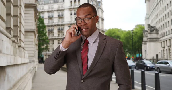 Moderno Hombre Negocios Afroamericano Londres Charlando Con Cliente Por Teléfono — Foto de Stock