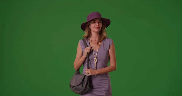 Frau Mittleren Alters Schicker Kleidung Steht Mit Handtasche Auf Grünem — Stockfoto