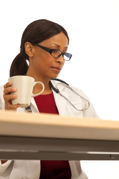 Ritratto Medico Professionista Donna Che Tiene Una Tazza Caffè — Foto Stock