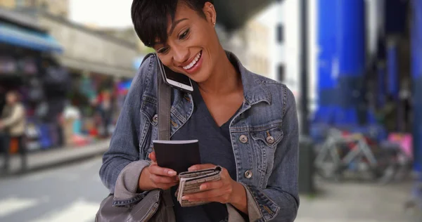 Черная Женщина Отпуске Разговаривает Телефону Турагентом Паспорте — стоковое фото