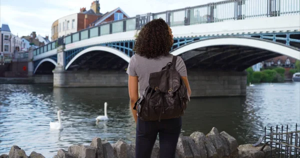 Africano Mulher Americana Férias Inglaterra Olhando Torno Windsor Town Bridge — Fotografia de Stock