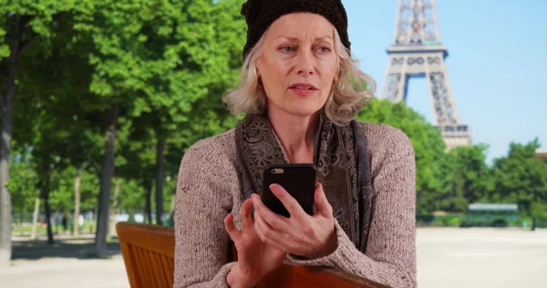 Seniorin Touristin Paris Telefoniert Mit Handy Eiffelturm — Stockfoto