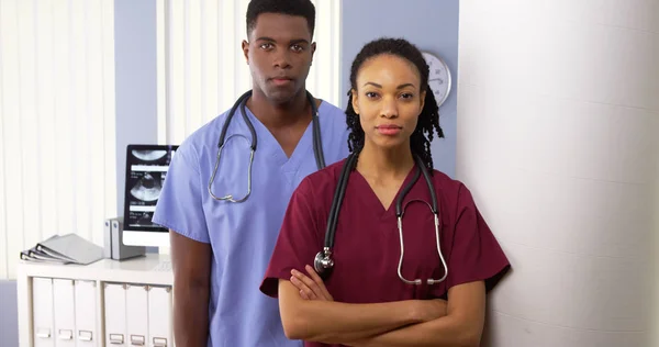 站在医院的两名非洲裔美国医学专家的肖像 — 图库照片
