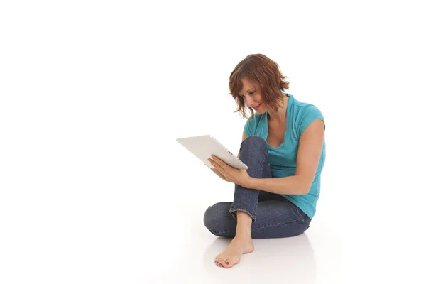 Молода Жінка Випадково Сидить Підлозі Ноутбуком — стокове фото