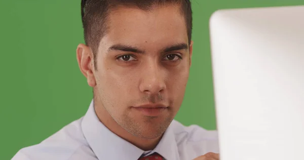 Homem Negócios Latino Sentado Computador Olhando Para Câmera Tela Verde — Fotografia de Stock