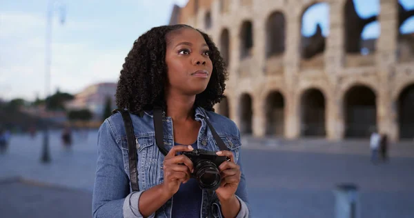 Glad Turist Romerska Colosseum Skymningen Tar Bilder Med Kameran — Stockfoto