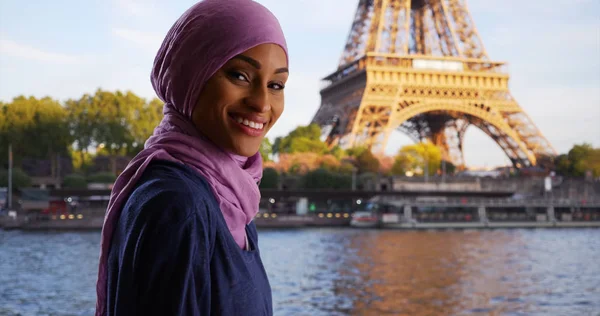 Glad Vacker Ung Muslimsk Kvinna Sightseeing Eiffeltornet Och Seine — Stockfoto