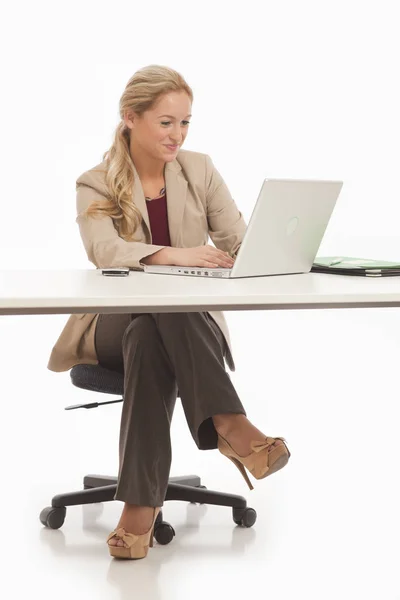 Νέοι Επαγγελματίες Κορίτσι Που Κάθεται Στο Γραφείο Φορητό Υπολογιστή — Φωτογραφία Αρχείου