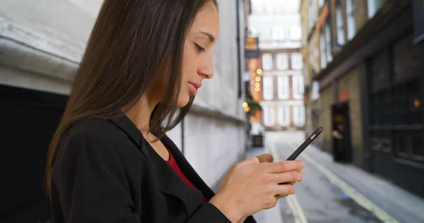 Aantrekkelijke Hispanic Vrouw Teksten Vriendje Zakenreis Steegje — Stockfoto