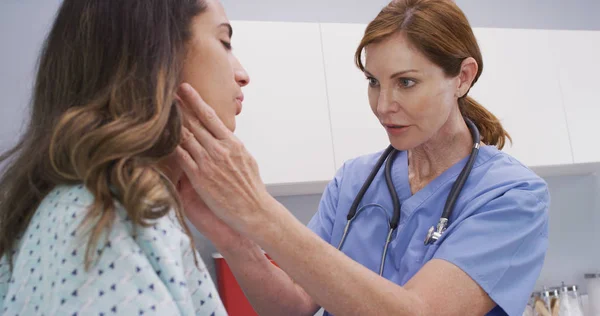 Enfermeira Sênior Examina Gânglios Linfáticos Das Mulheres Pescoço Para Determinar — Fotografia de Stock