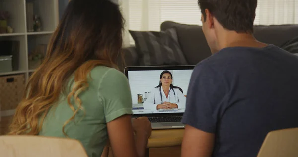 混合种族夫妇在网上与专业医生交谈 — 图库照片