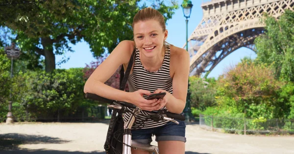 Retrato Sonriente Una Chica Milenaria Con Bicicleta Teléfono Inteligente París — Foto de Stock