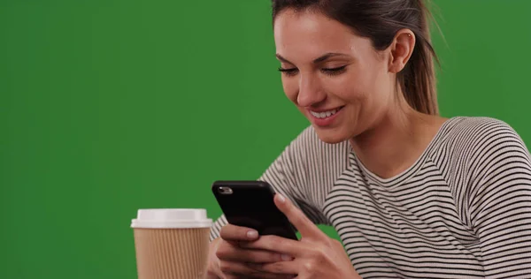 Ung Vit Kvinna Sitter Café Textning Med Mobiltelefon Grön Skärm — Stockfoto