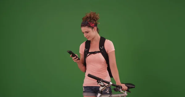 Женщина Велосипедистка Использует Смартфон Открытом Воздухе Прочитать Карту Зеленом Экране — стоковое фото