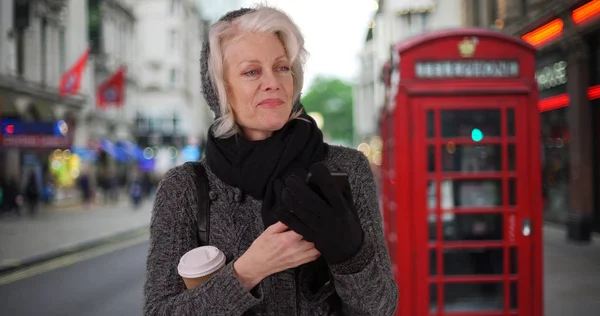 Senior Vrouw Vakantie Londen Wachten Voor Rideshare Met Mobiele Telefoon — Stockfoto