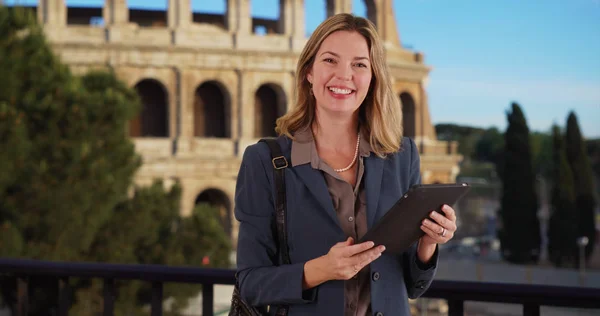 Roma Nın Antik Colosseum Yakınındaki Dijital Tablet Tutan Profesyonel Kadın — Stok fotoğraf