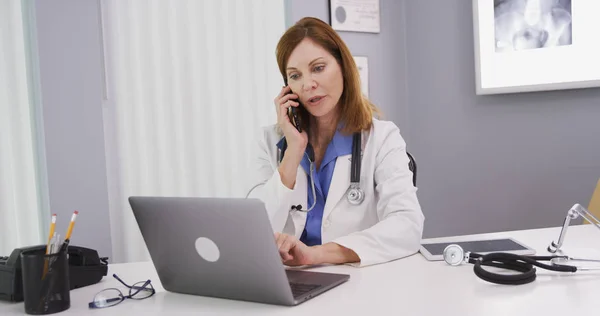 Atractivo Médico Mediana Edad Utilizando Computadora Latop Mientras Habla Teléfono — Foto de Stock