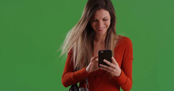 Bin Yıllık Kadın Smartphone Cep Telefonu Ile Yeşil Ekran Üzerinde — Stok fotoğraf