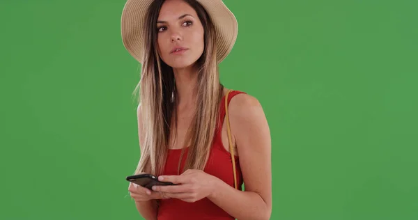 Chapeau Féminin Hipster Mignon Utilisant Smartphone Pour Texte Sur Écran — Photo