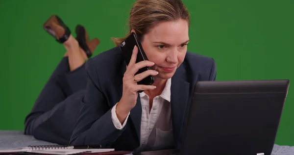 Mujer Negocios Acostada Estómago Trabajando Ordenador Portátil Pantalla Verde —  Fotos de Stock