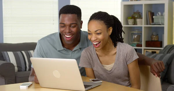 Молодая Черная Пара Смотрит Смешное Видео Ноутбуке — стоковое фото