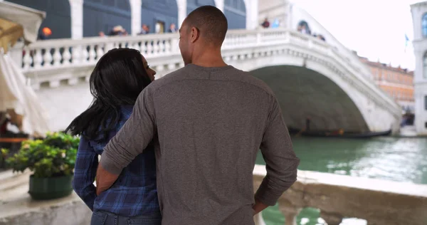 Loving African Couple Traveling Venice Have Romantic Moment Rialto Bridge — Stock Photo, Image