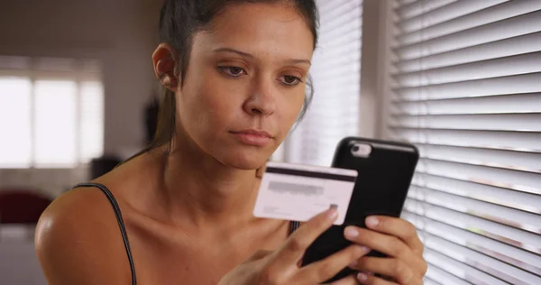 Casual Brunette Vrouwelijke Thuis Online Aankopen Mobiele Telefoon — Stockfoto