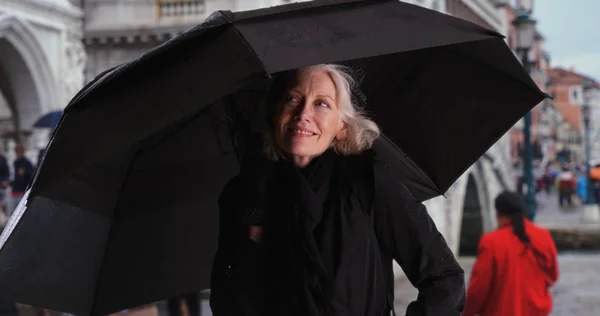Gelukkig Senior Vrouw Venetië Glimlachend Onder Paraplu Een Regenachtige Dag — Stockfoto