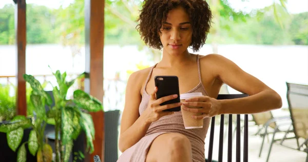 Schöne Schwarze Frau Sitzt Caf Kaffee Trinken Und Mit Smartphone — Stockfoto