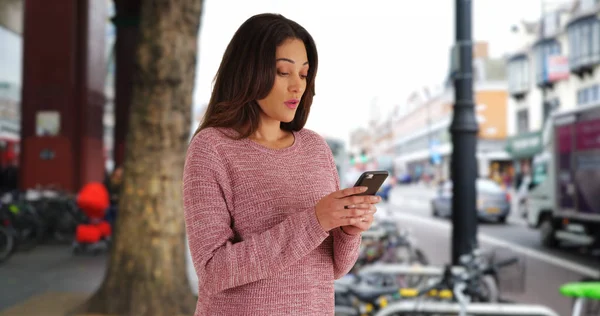 Mooie Latijnse Vrouw Met Behulp Van Haar Smartphone London Street — Stockfoto