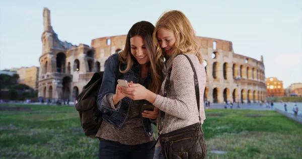 로마에서 콜로세움 스마트폰을 — 스톡 사진