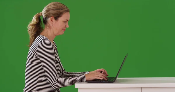 Perfil Mujer Caucásica Trabajando Portátil Pantalla Verde —  Fotos de Stock