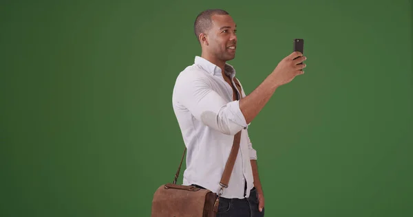 Een Jonge Zwarte Man Records Video Zijn Mobiele Telefoon Groen — Stockfoto